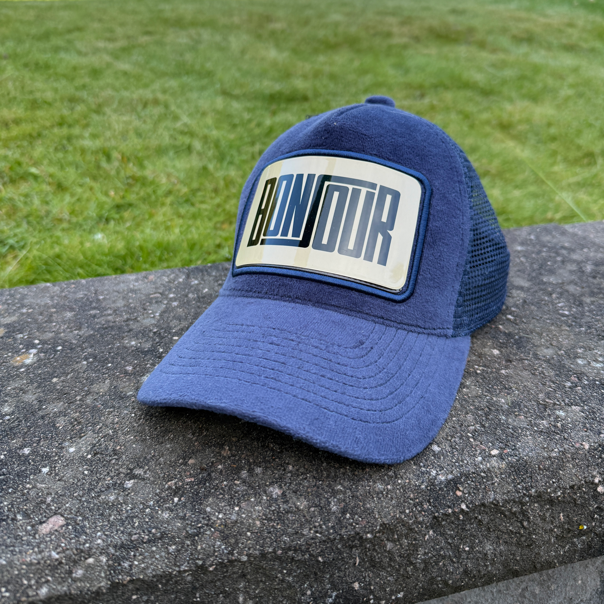 Bonjour Art Plate on a Fjord Art Cap, photographed outdoors on a stone wall